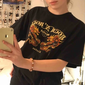 - oversized svart t-shirt med tryck, använd ett fåtal gånger! om ni har nåra frågor så tveka inte att höra av er!🥰