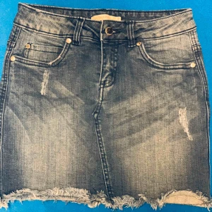  - Kjol som användes max 3 gånger. Är i fint skick förutom ett litet fel som syns på bild 3. 100kr med frakten inräknad. 