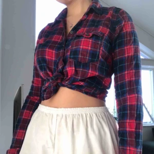  - Röd och blå-rutig skjorta från Hollister. Använd ett fåtal gånger men fortfarande i bra skick.