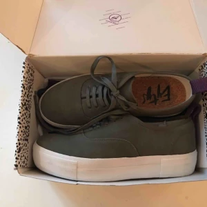  - Säljer ett par i princip oanvända Eytys i storlek 40. Endast använda en gång och säljes pga fel storlek. Har lite märken på den vita sulan som visas på fotona! Priset är ink. frakt men kan också ta billigare pris vid möte i centrala Stockholm :)