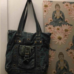  - Trendig jeans väska. Praktisk storlek med många fack och snygga detaljer 