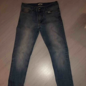  - En par jeans som är i bra skick. 