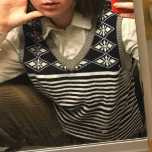  - Mönstrad stickad väst som passar perfekt med en skjorta under. Stl L men sitter snyggt oversized på mig som är S