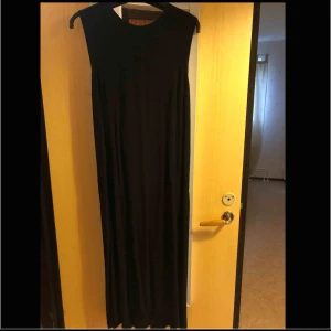  - Klänning med detaljer på rygg . Använd en gång till nyår 