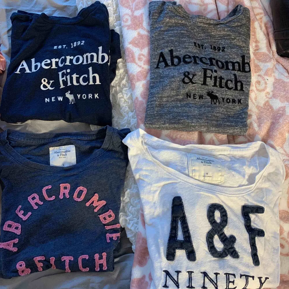 Äkta abercrombie & fitch T-shirts!  köpta i Danmark nyligen Marinblåa och den gråa är aldrig använda - Xs Blå med rosa tryck och vit med blått tryck - S och M 60kr styck eller alla för 200kr . T-shirts.