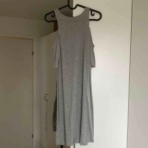 Fin klänning  - Fin klänning med bara axlar. Fint skick.   Köparen står för frakten. Skickas med spårbar frakt. 66kr. 