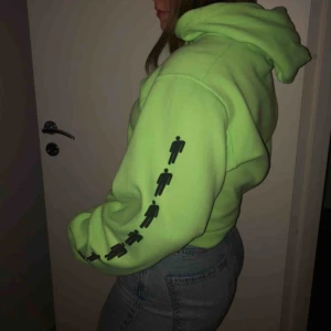  - Skitcool och snygg oversized Billie Eilish hoodie💓 Köpt på hennes hemsida, finns inte kvar att köpa där.  Bra skick! Original pris 600kr, köparen står för frakt!