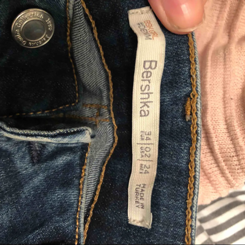 Säljer mina Jeans från Bershka, använda en del men har ingen missfärgning och är inte trasig någonstans :) obs frakt tillkommer . Jeans & Byxor.