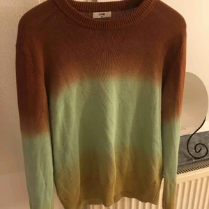  - Tröja från CMMN swdn, köpt för 700kr på tres bien, använd ca 3 ggr. Säljer för den är för stor för mig