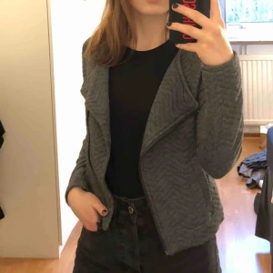  - Gullig kofta från Hm. Den är väldigt mjuk och bekväm       Köparen står för frakten. 