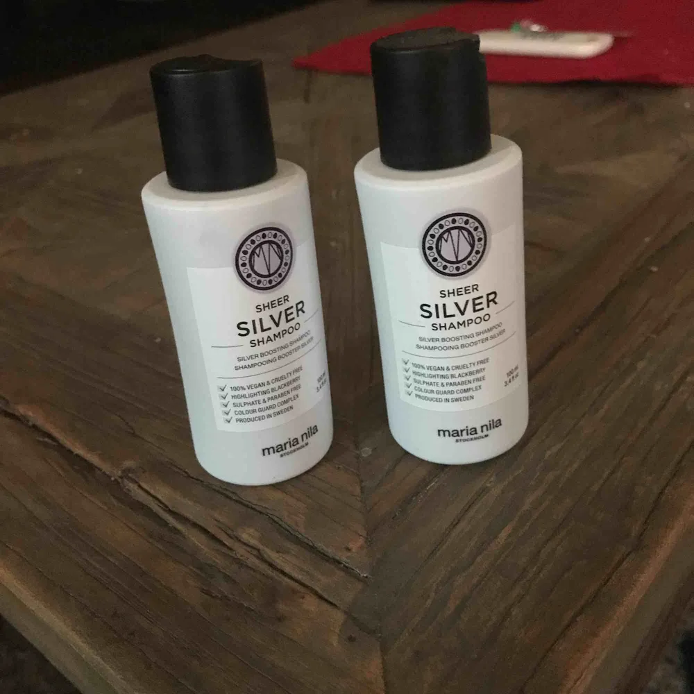 Silver shampo från Maria Nila.  Ena flaska är oöppnad, 100ml.  Den andra flaska är det ca 80 ml kvar.  150kr för båda.. Övrigt.