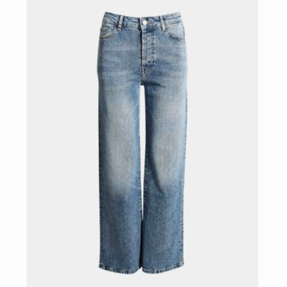 Snygga demin jeans från Bik-bok, raka i modellen. Frakt ingår. Jeans & Byxor.