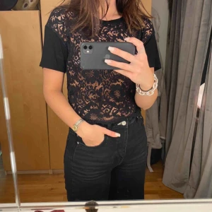  - T-shirt från Lindex med spets där fram och vanligt svart tyg där bak. Är i storlek XS men passar mig som har storlek M. Köpare står för frakt💫