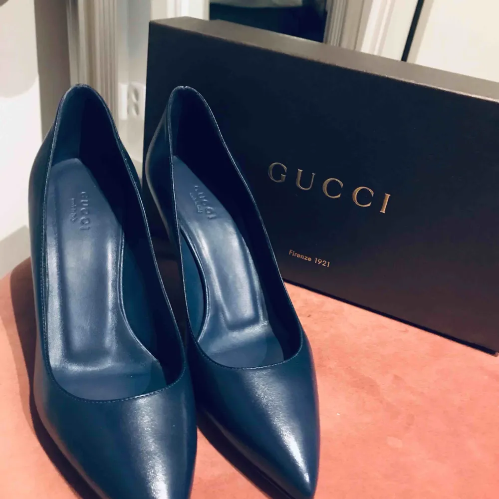Gucci skor , mörk blå oanvända , str 39, säljs på grund av storleken . Skor.