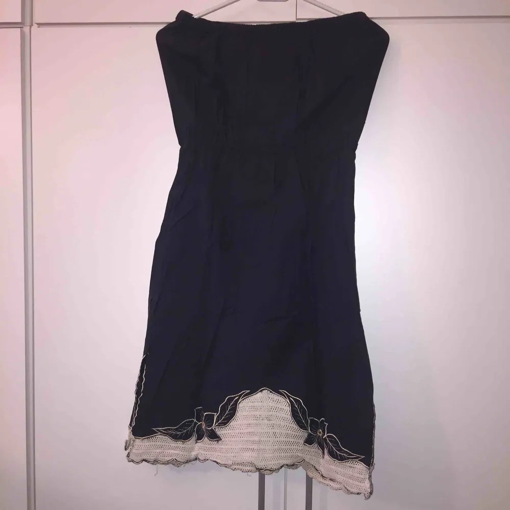 Off Shoulder dress. Köpt i USA för ett år gammal. Den är i bra skick. Sälj den på grund av ligger i garderob. Använd den 3 gånger.  . Övrigt.