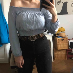  - Croppad off shoulder tröja med stretch i midjan och axlarna. Använd fåtal gånger. Köparen står för frakt:)