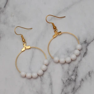  - Fina guldfärgade örhängen med vita pärlor. Nickelfria. Obs! Örhängena är inte orangea som på bilden, Photoshop ändrar färgerna för mig 🙃 Fri frakt vid köp över 100:-.