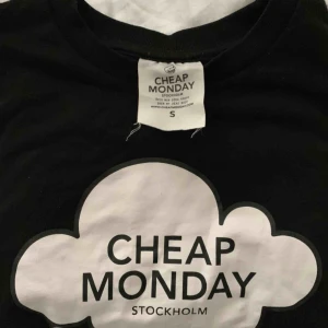Tröja, cheap monday  - Cheap Monday tröja i storlek S. Längden är ungefär till naveln (beroende på hur lång man är men poängen är att det är en lite kortare tröja) och har ungefär trekvartslånga ärmar. Säljer för 50kr (+frakt) 