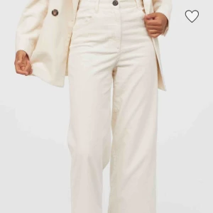  - Coola manchesterbyxor från H&M. Ganska urtvättade men märks knappt! Bara att höra av sig om du undrar över något💘💘