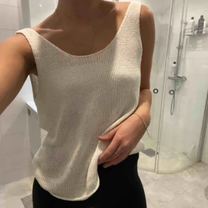  - Virkad topp, köpt second hand. Står inget märke på. 