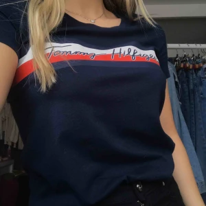  - Tommy hilfiger tröja i nyskick, köpt i en Tommy hilfiger butik i USA. Skriv ifall du har frågor, frakt tillkommer på ca 30kr