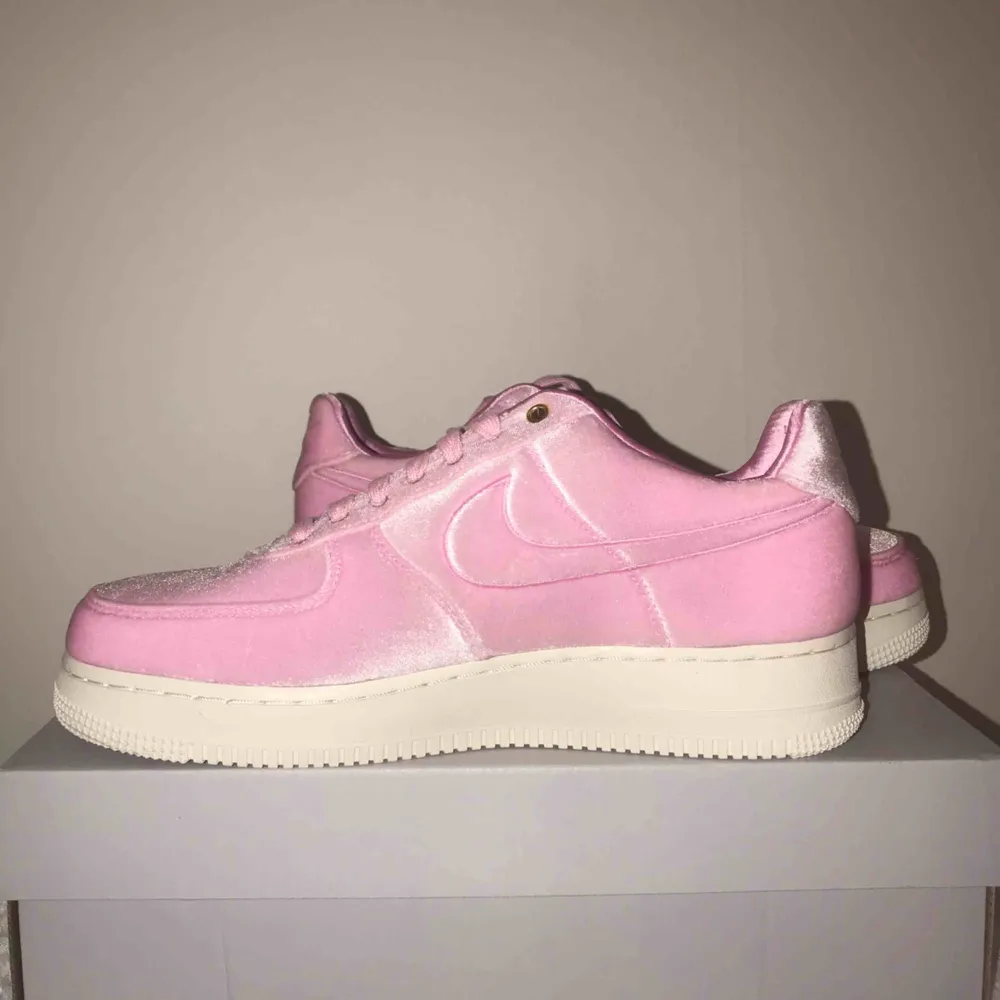 Helt oanvända air force 1s, original pris 1400 💞 Fett snygga, men fel storlek för mig tyvärr. Skor.