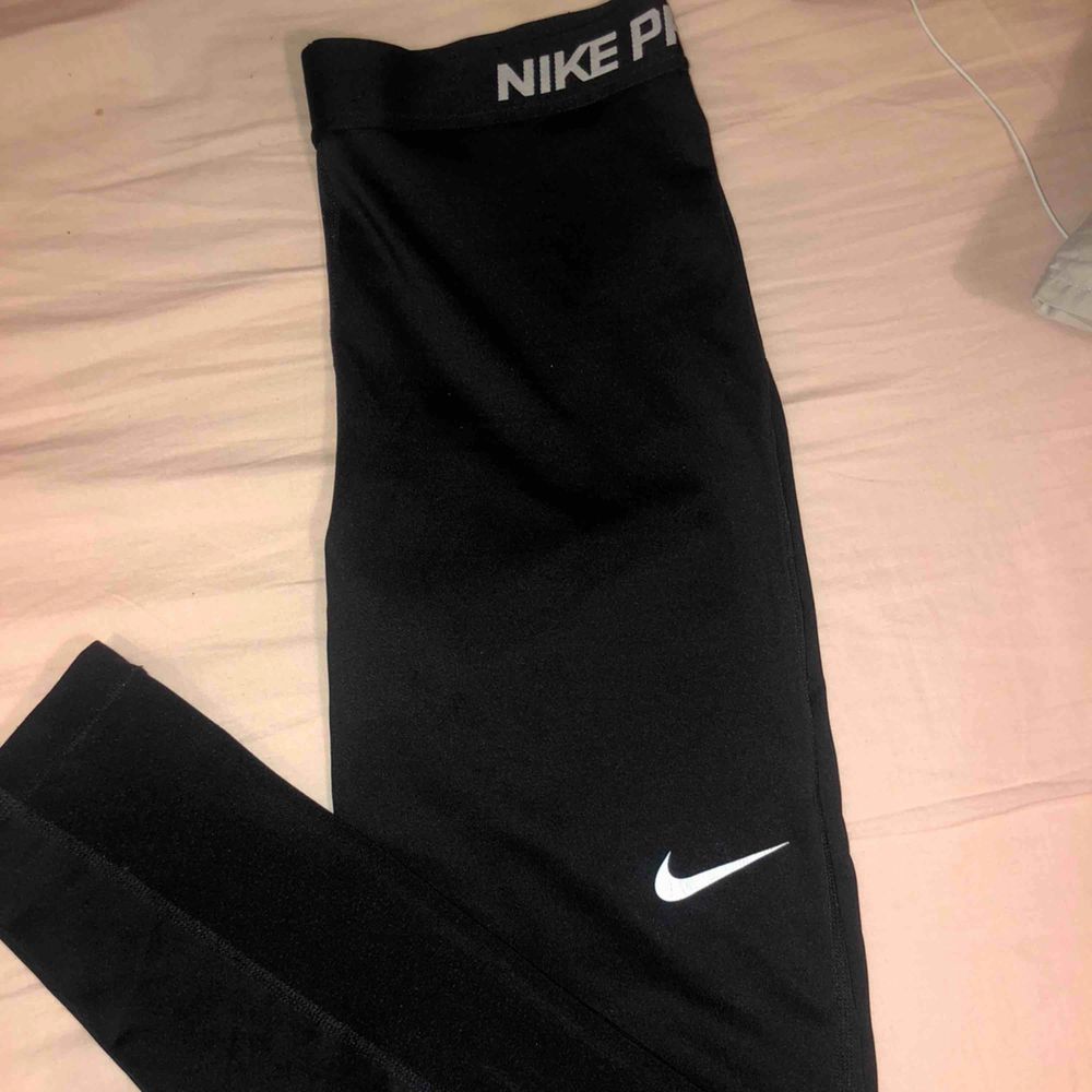 Nike PRO dry fit träningstights. Mycket sparsamt använda. Möts upp i Sollentuna/stockholm, annars står köparen för frakt. Jeans & Byxor.