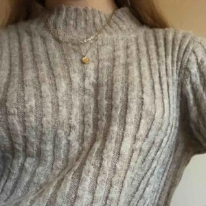  - Grå stickad tröja! Hög halsrigning
