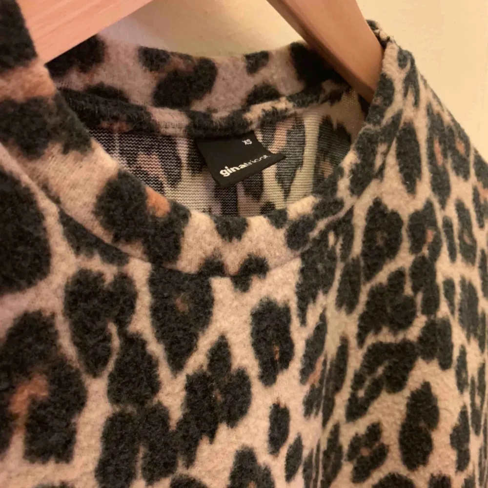 Säljer en fin mjuk tröja i leopard mönster från Gina! Är i stl XS men är väldigt stretchiga. Använd 2 - 3 gånger och är i väldigt bra skick! 100+ frakt eller in mötas upp i Stockholm.. Tröjor & Koftor.