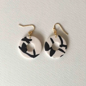  - Handgjorda örhängen i lera, går bra att få även med silvriga detaljer. •nickelfria •frakt9kr •insta: dorisclaydesign 