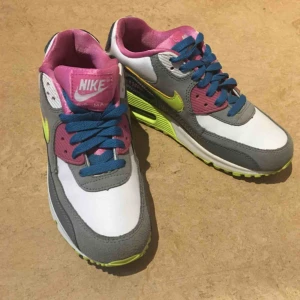  - Knappt använda! Mycket fint skick. Smala i passform 💕