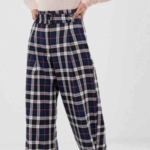  - Ett par rutiga byxor från stradivarius, sjukt fina verkligen, får ej användning av de längre dock. Skärpet går att ta bort!