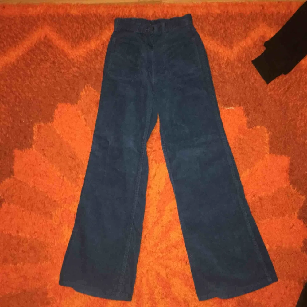 Skitsnygga blå 70-talsManchesterbyxor!!! Superbra skick, knappt använda. Jättefina bak och framfickor🍄. Jeans & Byxor.