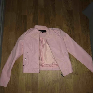  - Säljer denna skinnjacka, storlek S. Använd 1 gång, så sjukt fint skick. Nypris 500kr. Köparen står för frakten. 