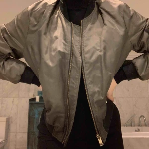  - Bomberjacka från Zara i strl M, funkar även bra på S. Snygg khakifärg och bra passform. Nyskick. Guldiga detaljer❤️