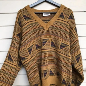  - Säljer denna fina stickade tröjan med v-ringning och unikt mönster! 🧡