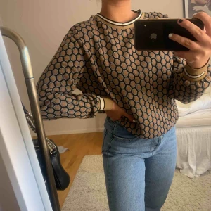  - Skit snygg tröja från Zara, lite silver glitter i sig och nästan aldrig använd, nyskick!!