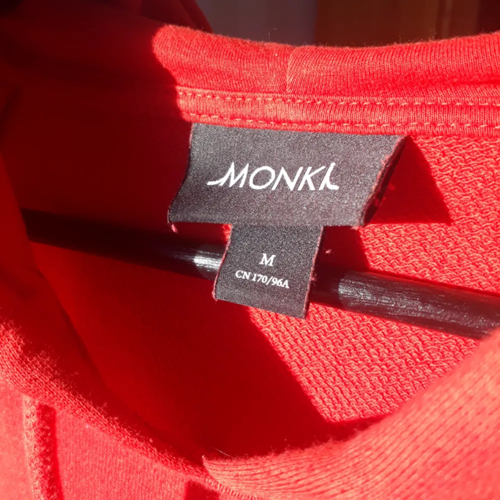 Oanvänd hoodie från Monki.. Hoodies.