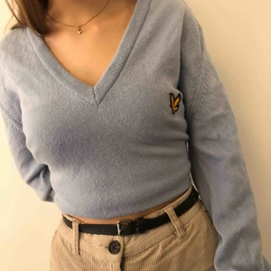  - Vintage Lyle&Scott tröja i ljusblått med djup V-ringning. I bra skick.
