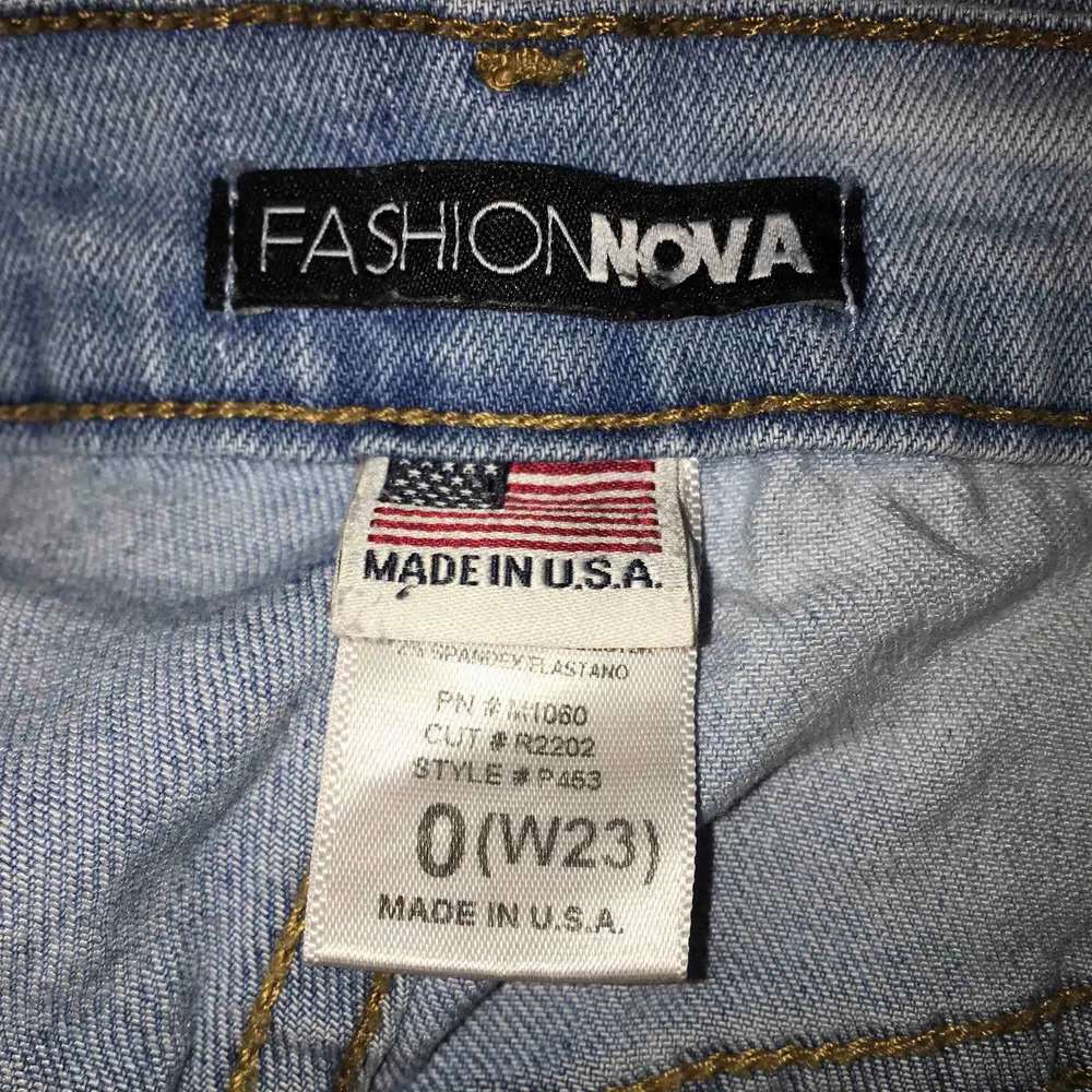 FashionNova jeans använt fåtal gånger. Inte så stretchiga i materialet. En slitning i ena bakfickan.. Jeans & Byxor.
