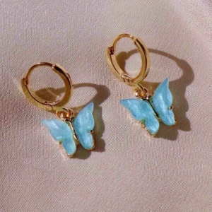  - Sålda! Världens finaste örhängen. På bild 2 ser ni hur de ser ut på, det är dock inte samma färg. Har ett par gula och ett par rosa också! Säljs för att jag råkat köpa dubbletter hehe.