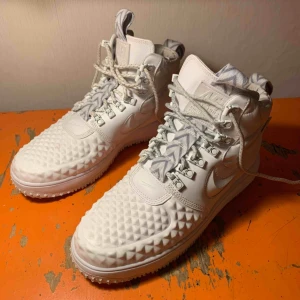  - Nike Lunar Force 1 Duckboot sneakers, använda 5-6 gånger därav super kvalité. Passar även dig som har stl 43 ✨ (passar bra som vinterskor, riktigt varma) 