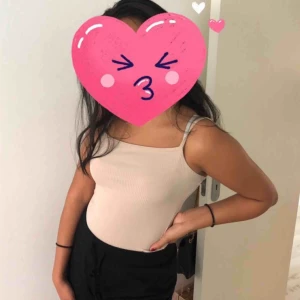  - En beige body från Ginatricot Kom aldrig t användning o köptes för 200kr