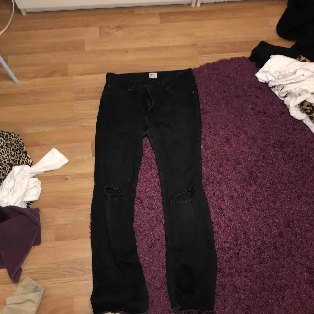  svarta smått vida lee jeans! Hål vid knäna! stretchiga byxor,mellan låg midja,Inga skråmor alls! (ser ut som en fläck där nere, det är bara vatten) org.pris:800 kr Säljer för: 250 kr mötas upp i Stockholm eller frakta ( köparen står för frakten). Skor.