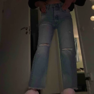  - De perfekta slitna raka jeansen från zara, som nya!! säljer pga har för många liknade jeans! 