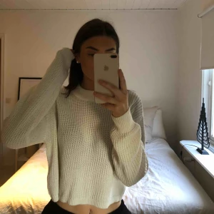  - Croppad stickad tröja i bra skick! Från Gina Tricot 