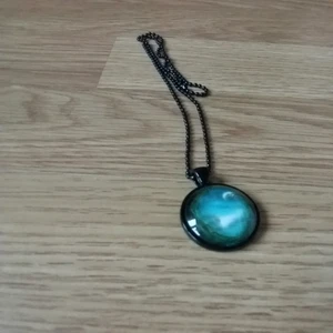  - Halsband med med ett träd som lutar sig mot kanten och månen som lyser 