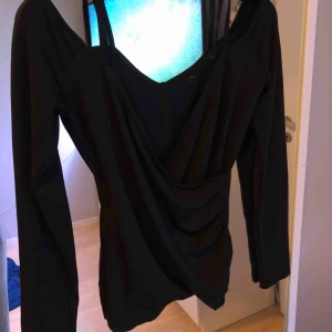  - Fin topp, från ginatricot Hämtas i Söråker eller står köparen för frakten  Har swish