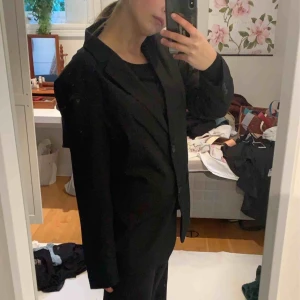  - Säljer min fina kavaj ifrån Nelly. Aldrig använd! Den är skitfin oversizet man kan använda som känning men också som jacka. 