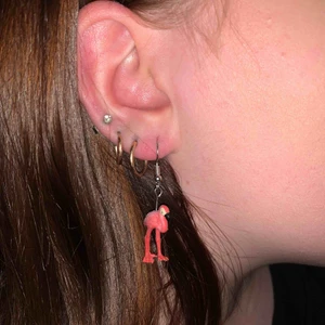  - Flamingo-örhängen. Kolla tidigare inlägg för andra örhängen :)